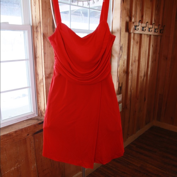 Beautiful red dress - Picture 2 of 7